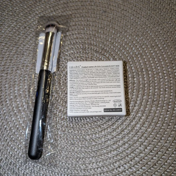 Light Skin Concealer with Brush - Picture 3 of 4